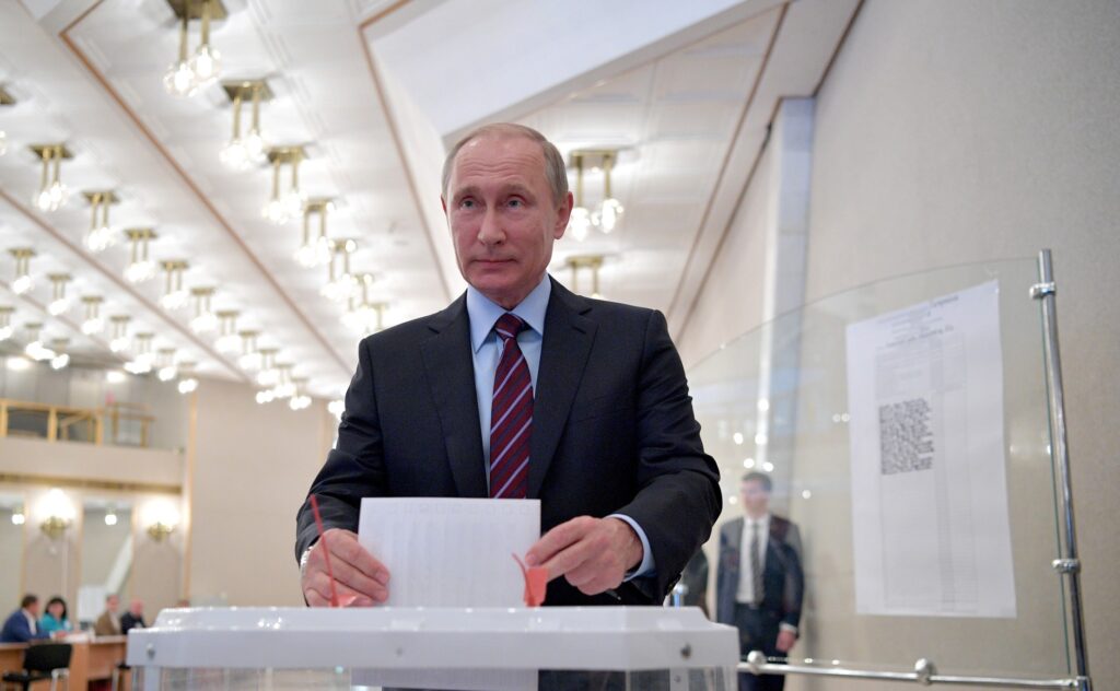 Путин отдает голос на выборах